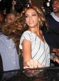Beyonce Knowles (Бейонс Ноулс) - Страница 2 Th_72552_Preppie_-_Beyonce_Knowles_at_the_new_Kanaloa_Club_in_the_City_of_London_-_Nov._13_2009_197_122_180lo