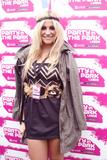th_12995_celeb-city.org-The_Elder-Pixie_Lott_2009-07-27_-_backstage_at_Leeds_Party_in_The_Park_6107_122_252lo.jpg
