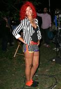 th_98258_Rihanna_shoots_Whats_My_Name_in_NYC_320_122_369lo.jpg