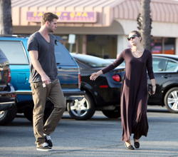 th_036181668_Miley_Cyrus_and_Liam_Hemsworth_grab_some_lunch_at_Iwata_Sushi_in_Sherman_Oaks_4_122_373lo.JPG