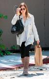 th_49249_Jessica_Biel_-_candids_while_out_and_about_in_LA_April_9_14_123_56lo.JPG
